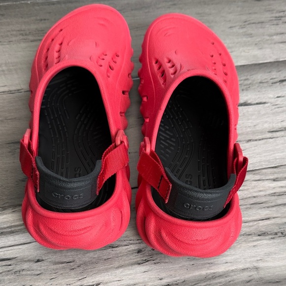 CROCS Men  Vibrant Red Water Shoes - Picture 4 of 12